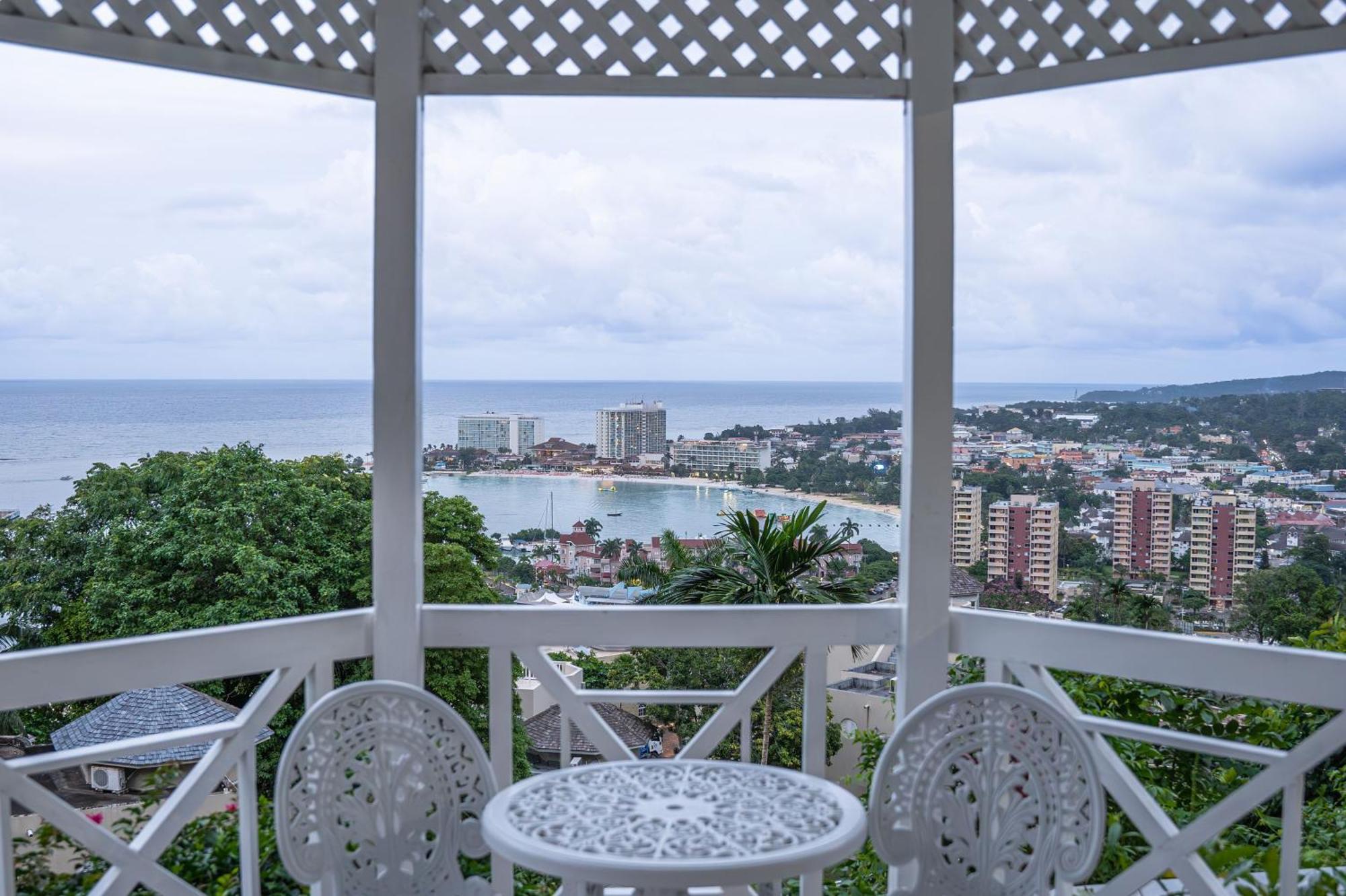 Hummingbird Retreat - Luxury Oceanview Apt, 7-Minute Walk To Beach Ocho Ríos Extérieur photo
